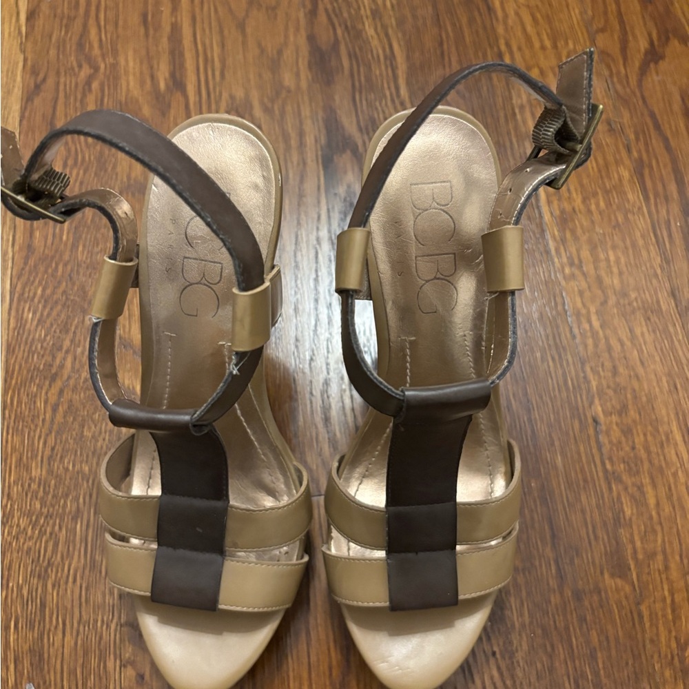 BCBG Women's Brown and Tan Heels